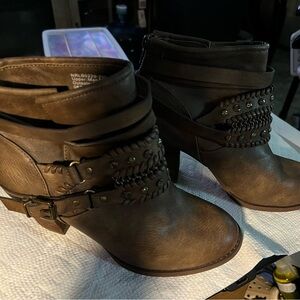 ANKLE BOOT. Size 9, brown man made upper 3” heel, worn 1x